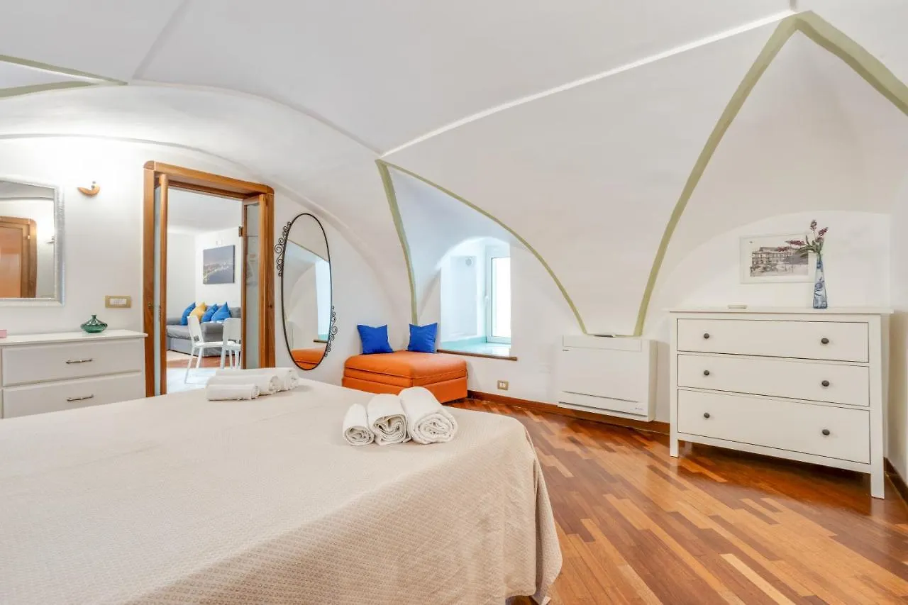Guesthost - Casa Querida Central & Elegant Flat Napoli 0*,  Italia