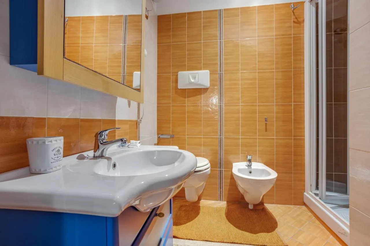 Guesthost - Casa Querida Central & Elegant Flat Napoli 0*,  Italia